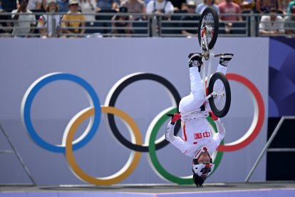 Den Yawen, de China, durante la competición femenina de BMX