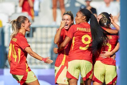 La Roja celebra el gol de Athenea ante Brasil