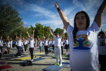 Exhibición de yoga al aire libre en Madrid.