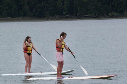 Pareja practicando paddle surf.