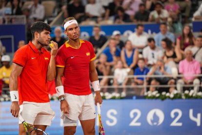 Rafael Nadal of Spain and Carlos Alcaraz of Spain gesture against Austin Krajicek of USA and Rajeev Ram of USA during the men's doubles quarter-final tennis match on Court Philippe-Chatrier at the Roland-Garros Stadium during the Paris 2024 Olympic Games, in Paris on July 31, 2024.
Alvaro Diaz / AFP7 / Europa Press
31/7/2024 ONLY FOR USE IN SPAIN