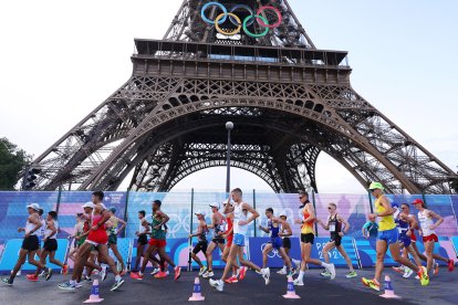 Los marchadores masculinos, bajo la Torre Eiffel