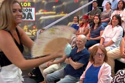 Pepa Romero coge el abanico de una mujer del público en 'Y Ahora Sonsoles'.