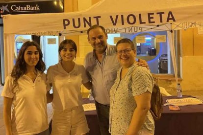 Isabel García con su amigo José Luis Ábalos en un punto violeta