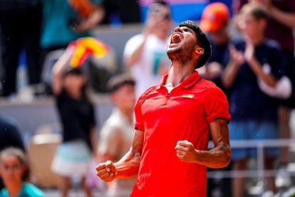 Carlos Alcaraz celebra su victoria en cuartos de final frente al estadounidense Tommy Paul