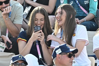 La Princesa Leonor y la Infanta Sofia bromean con su móvil en un partido de Voley Playa en los JJOO de París