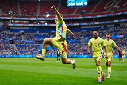 Fermín López celebra uno de los dos goles marcados ante Japón.