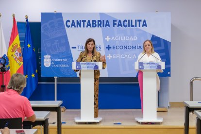 La presidenta de Cantabria, María José Sáenz de Buruaga, presenta en rueda de prensa, el anteproyecto de Ley de Simplificación de Administrativa.