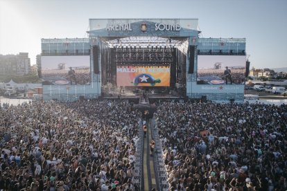 Miles de personas asisten a la celebración del Arenal Sound Festival en la playa El Arenal.