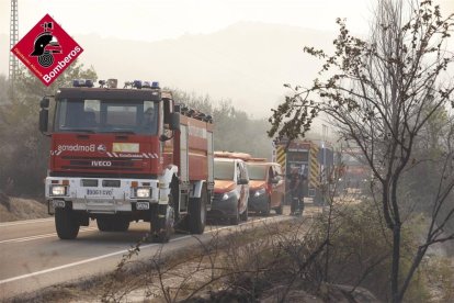 Camiones de bomberos en el incendio de Benasau