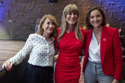 Begoña Gómez junto a la ex ministra de Transportes, Raquel Sánchez, y la exministra de Industria, Comercio y Turismo, Reyes Maroto.