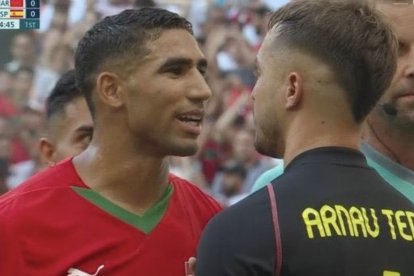 Achraf Hakimi y Arnau Tena, durante el encuentro España-Marruecos.