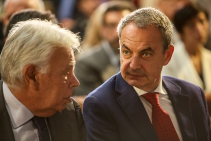 Los expresidentes del Gobierno Felipe González y José Luis Rodríguez Zapatero.