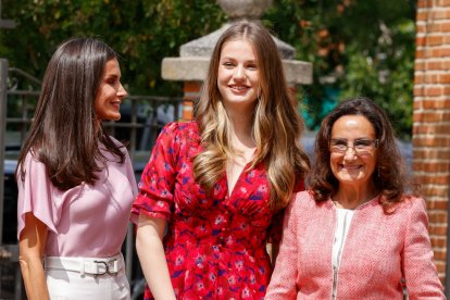 Doña Letizia, Leonor y Paloma Rocasolano durante la confirmación de Sofía, en mayo de 2023.