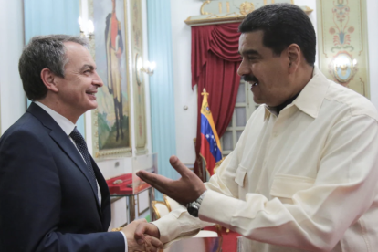 Zapatero saluda a Nicolás Maduro