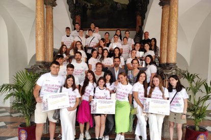 Jóvenes participando en talleres para incorporarse al mercado laboral.