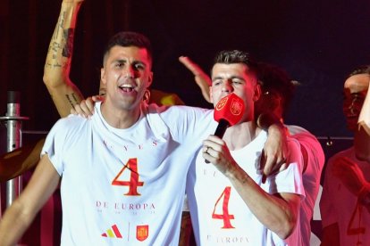 Rodrigo Hernández y Álvaro Morata en la celebración de la Eurocopa 2024