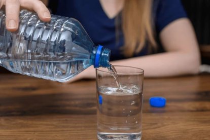 Agua de mineralizción adébil