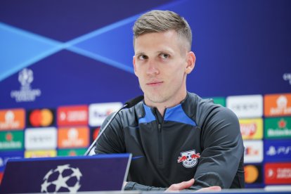 Dani Olmo, en una rueda de Prensa con el Leipzig