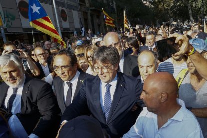 Carles Puigdemont en su reaparición rodeado de dirigentes de Junts