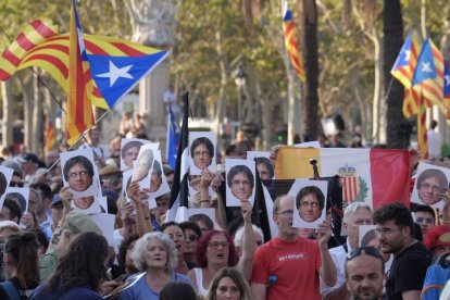 Centenares de personas durante la concentración para recibir al expresidente de la Generalitat Carles Puigdemont.