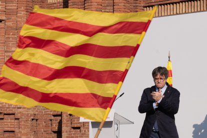 Carles Puigdemont aplaude durante el acto tras el que acabó escapándose.