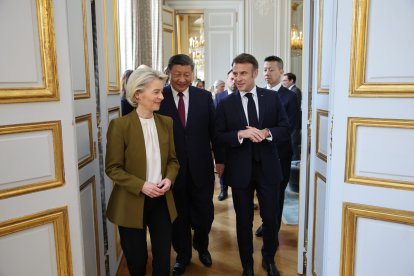 HANDOUT - 06 May 2024, France, Paris: French President Emmanuel Macron (R), European Commission President Ursula von der Leyen (L), and China's President Xi Jinping (C) arrive to attend a meeting at the Elysee presidential palace. Photo: Christophe Licoppe/European Commission/dpa - ATTENTION: editorial use only and only if the credit mentioned above is referenced in full
Christophe Licoppe/European Comm / DPA
(Foto de ARCHIVO)
06/5/2024 ONLY FOR USE IN SPAIN
