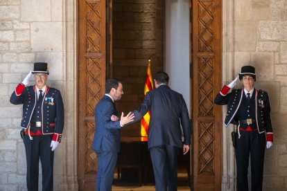 Pere Aragonès y Salvador Illa durante la toma de posesión de este como nuevo presidente de la Generalitat.