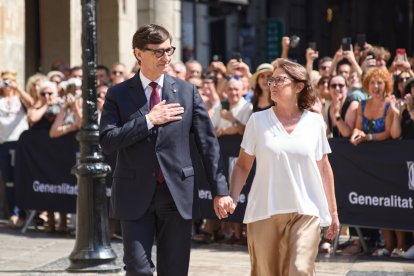 El nuevo president de la Generalitat de Cataluña, Salvador Illa y su mujer, Marta Estruch.