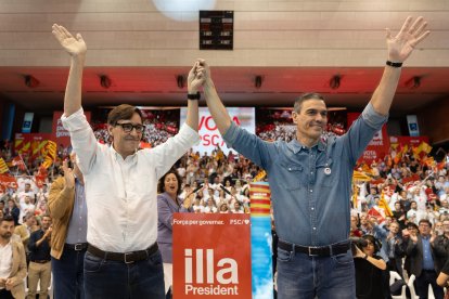 Pedro Sánchez y Salvador Illa durante uno de los actos de campaña para las elecciones en Cataluña.