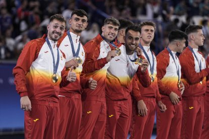 Los jugadores de la selección española de fútbol celebran su oro olímpico en París.