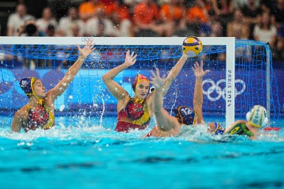 Martina Terré hace una de sus paradas durante la final olímpica contra Australia.