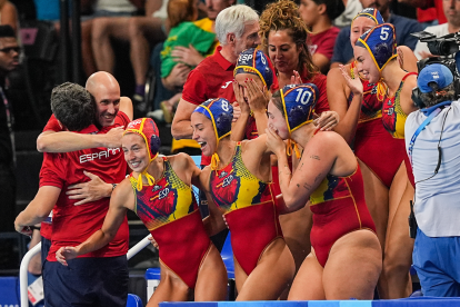 El equipo español celebra el oro olímpico conseguido en París nada más acabar la final contra Australia.