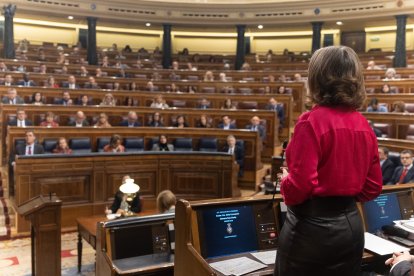 Cuca Gamarra interviene durante una sesión plenaria en el Congreso de los Diputados.