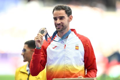 01 August 2024, France, Paris: (L-R) France's silver medallist Titouan Castryck, Italy's gold medallist Giovanni De Gennaro and Spain's bronze medallist Pau Echaniz pose on the podium during the medal ceremony after the men's kayak final of the canoe slalom competition at Vaires-sur-Marne Nautical Stadium during the Paris 2024 Olympic Games. Photo: John Walton/PA Wire/dpa
01/8/2024 ONLY FOR USE IN SPAIN