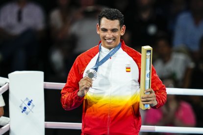 Silver Medallist Carlos Alcaraz of Spain, Gold medallist Novak Djokovic of Serbia and Bronze Medallist Lorenzo Musetti of Italy pose on the podium during the Tennis Men's Singles medal ceremony on Court Philippe-Chatrier at Roland-Garros Stadium during the Paris 2024 Olympics Games on August 04, 2024 in Paris, France.
Oscar J Barroso / AFP7 / Europa Press
04/8/2024 ONLY FOR USE IN SPAIN