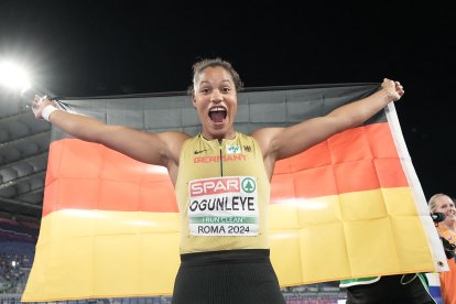 La atleta alemana Yemisi Ogunleye celebra su medalla de oro en lanzamiento de peso en los JJOO de París 2024.