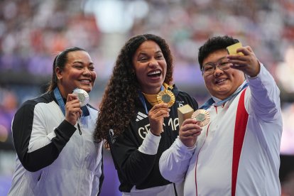 Ogunleye celebra su oro junto a las ganadoras de la plata y el bronce en el pódium.