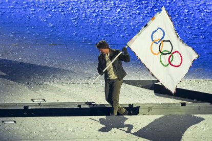 Tom Cruise, con la bandera olímpica