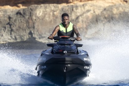 Vinicius Junior se divierte con una moto de agua, en Ibiza