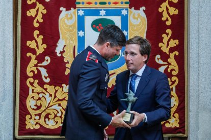 Enrique Chisbert, jefe del Cuerpo Municipal de Bomberos de Valencia durante la entrega de la 'Paloma de Bronce' a manos del alcalde de Madrid, José Luis Martínez-Almeida.