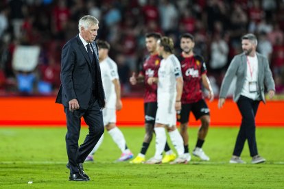 Carlo Ancelotti, cabizbajo, tras el empate del Real Madrid en Palma de Mallorca.