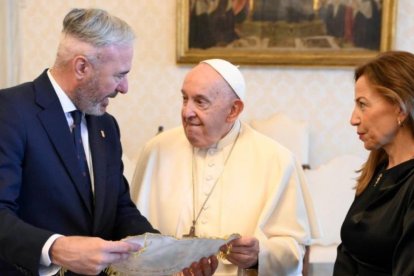 Azcón entrega manto bordado al Santo Padre