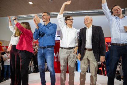 Sánchez, Illa y Borrell, en un acto de la campaña electoral catalana.