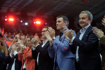 Pedro Sánchez, con Rodríguez Zapatero y Salvador Illa en un acto electoral en Cataluña
26/5/2023