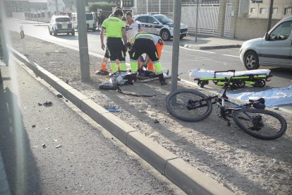 El ciclista fue traslado al hospital con una hemorragia en la pierna, pero no existe riesgo vital