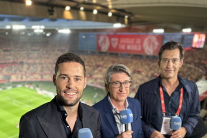 Juan Carlos Rivero, junto a Mario Suárez e Ismael Urzaiz, en la retransmisión de la última final de la Copa del Rey.