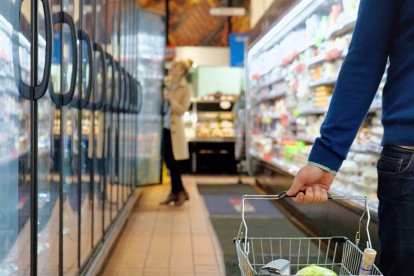 Gente comprando en un supermercado