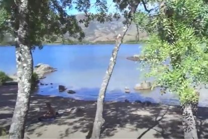 Playa Viquiella en el Lago de Sanabria