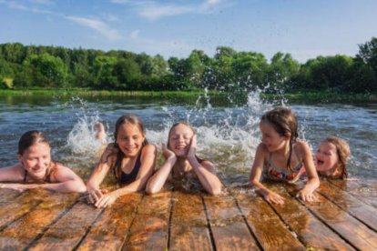 Niños bañándose en una piscina natural